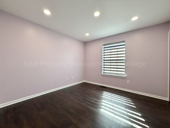 Building Photo - Rare Corner Upper Condo with Vaulted Ceilings, Private Balcony and 2 Car Garage - Right Across fr...