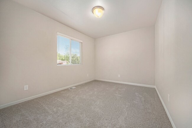 Building Photo - Newer Home for Lease!