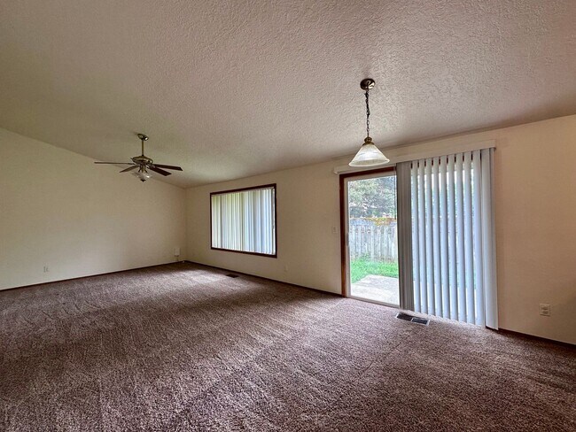 Building Photo - Adorable and Spacious!! Troutdale Duplex in Cul-de-sac!!