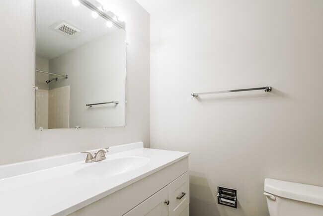 Building Photo - Stunning 3 Bedroom Home!