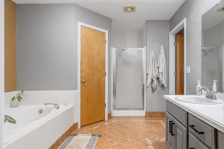 Master bath - 3668 W El Castile St