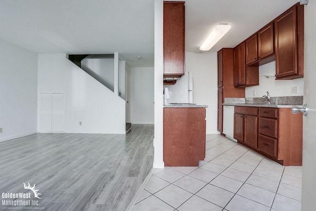 Building Photo - Charming 2Bdm 1Ba Condo with Modern Upgrades in Lakeside!