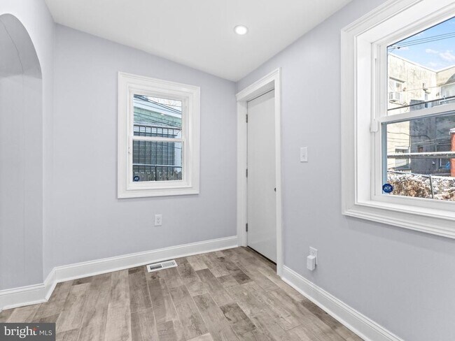 Building Photo - 1839 E Clementine St