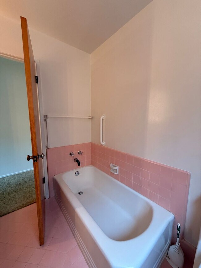 Building Photo - 1950's Ranch Style 2+2 with den/office Hom...