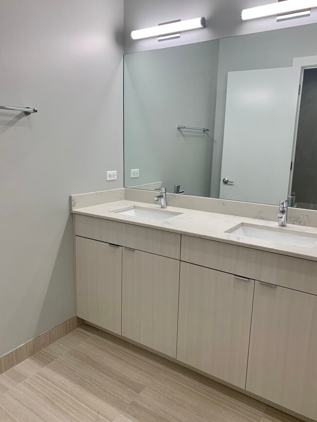 Building Photo - 4555 N Ravenswood Ave