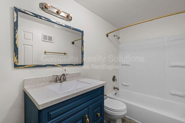 Building Photo - 465 S Dade Ave