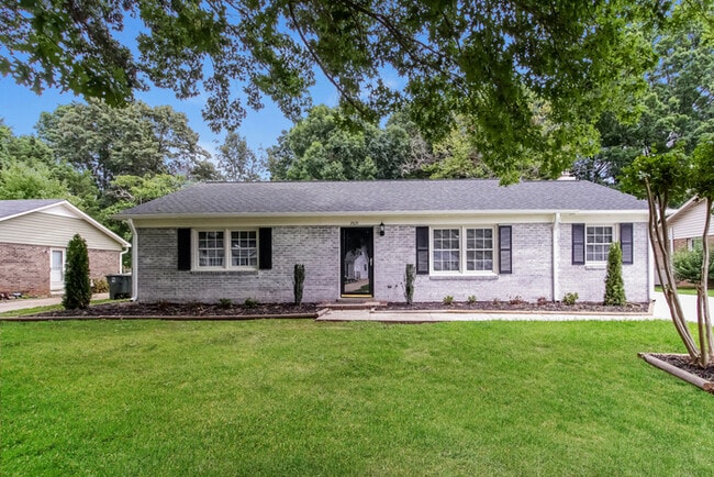 Building Photo - 2631 Hillway Dr