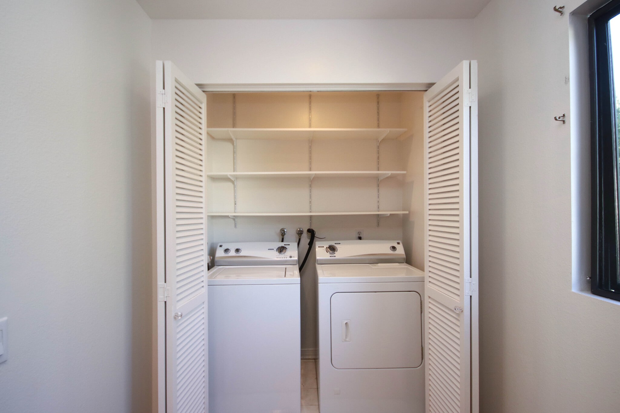 Building Photo - 111 S Oak Knoll Ave