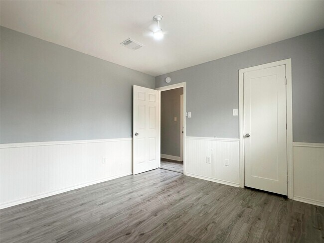 Building Photo - 6806 Winkleman Rd