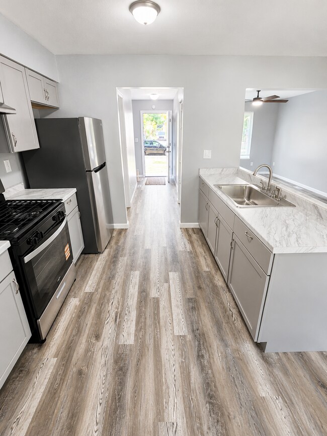 Building Photo - Fully updated like new inside! Central Air! Convenient location!