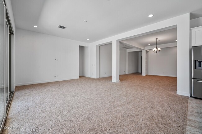 Building Photo - 8725 W Wagon Wheel Dr
