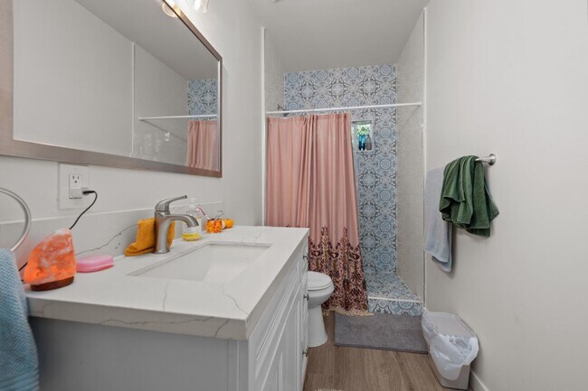 Building Photo - Private turfed yard!