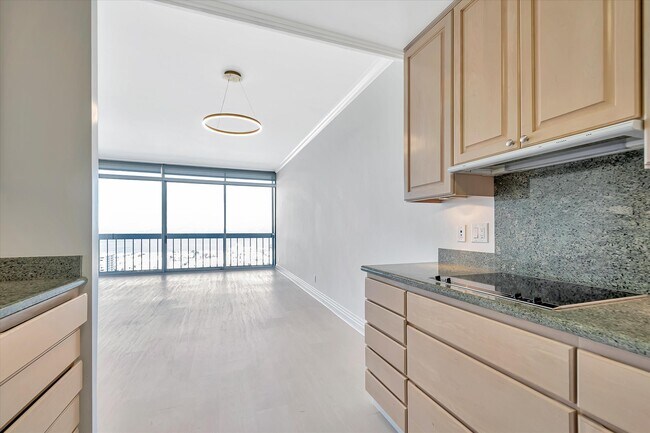 Building Photo - 2200 Sacramento St