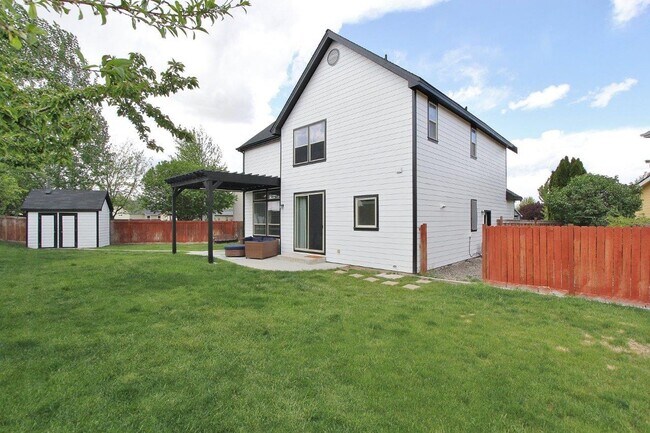 Building Photo - Adorable Craftsman Style Home