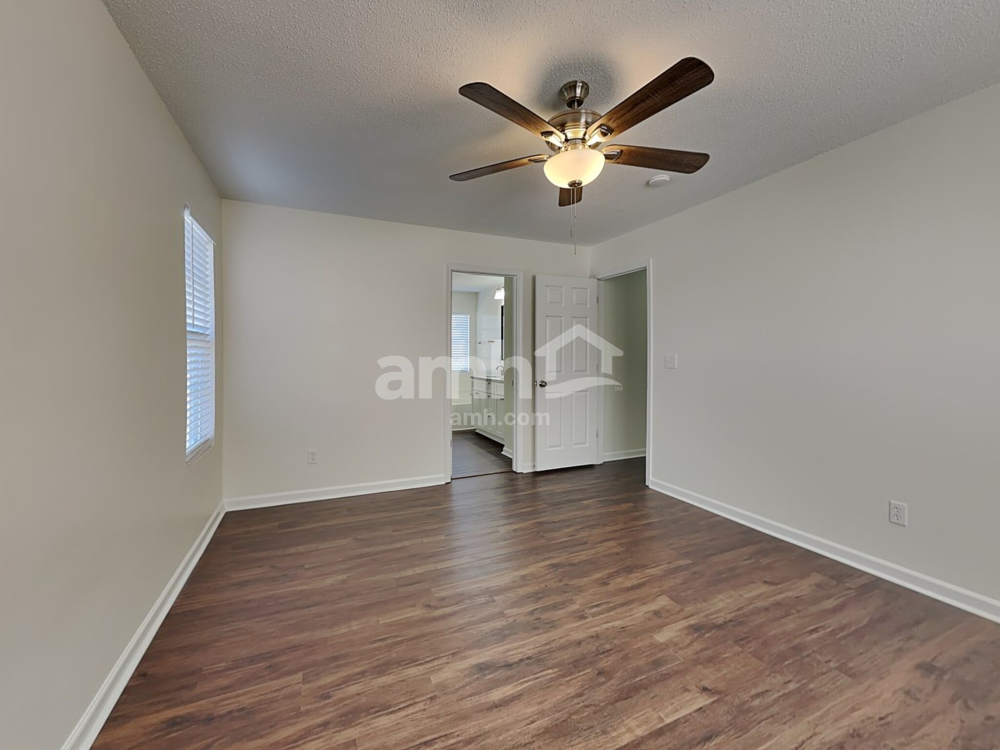 Building Photo - 215 Creekview Dr
