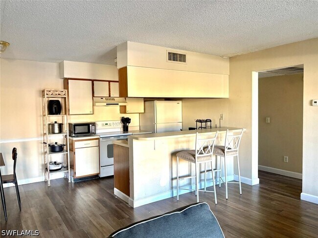 Building Photo - 5315 Summerlin Rd