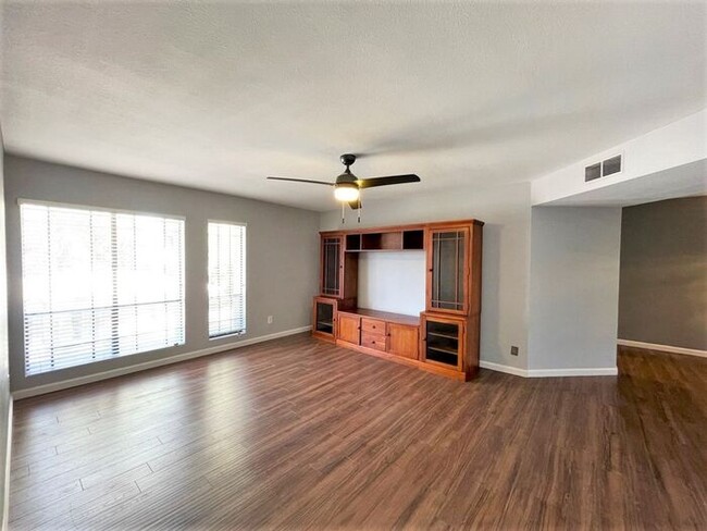 Building Photo - 2 Bedroom / 2 Bath Condo in a guard gated ...