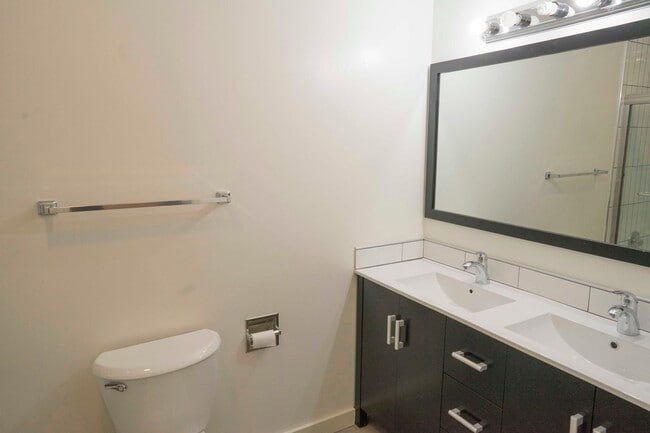 Building Photo - Mid-floor Flat in a duplex located in the Inner Richmond / Laurel Heights.