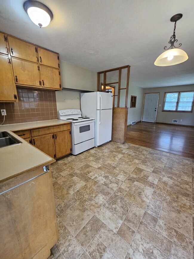 Building Photo - 409 W Linden Ave