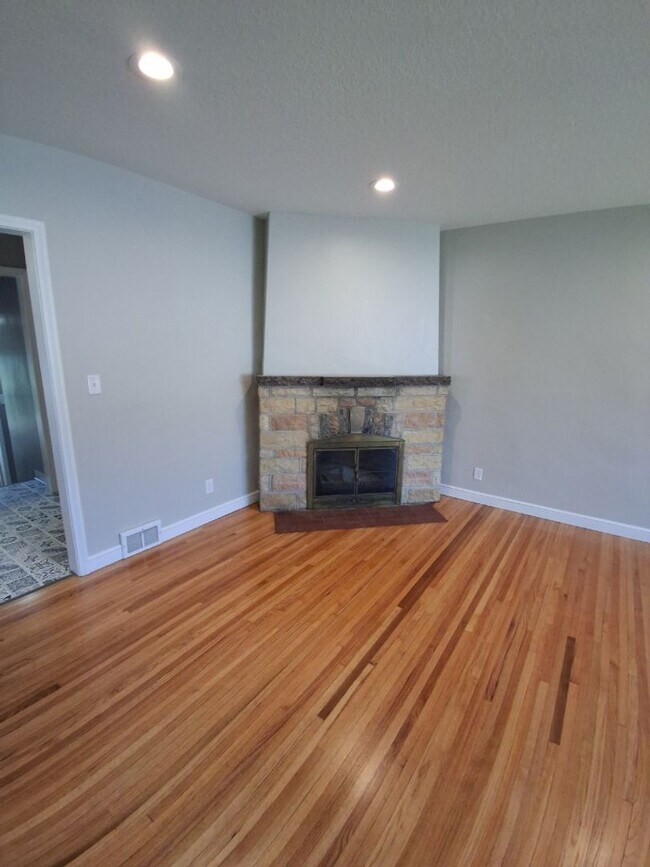 Primary Photo - Renovated 3BR Duplex! Available Early Octo...