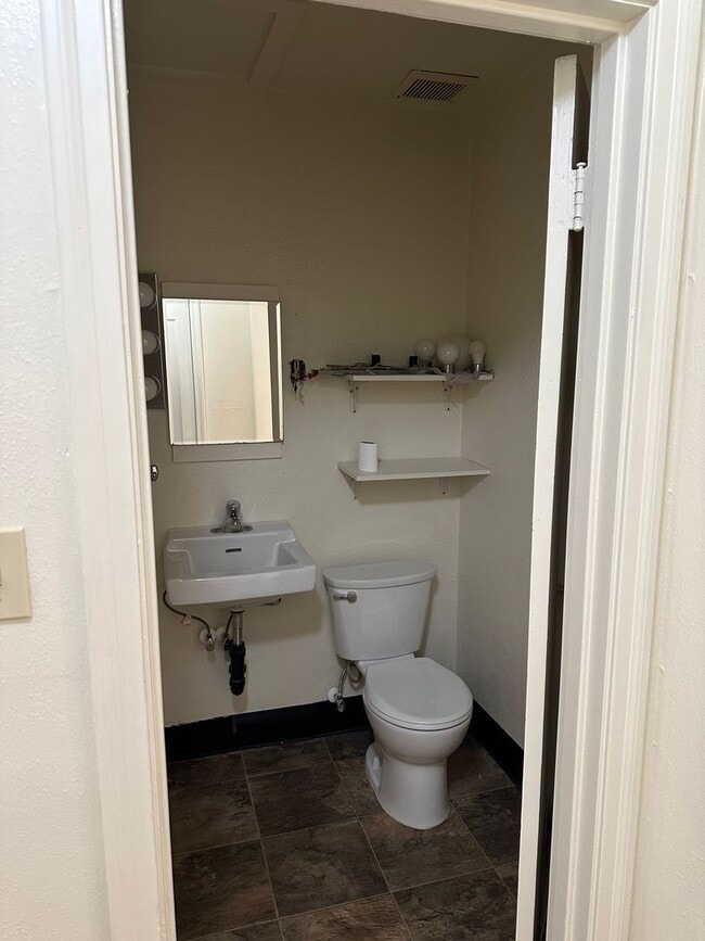 Building Photo - Charmholm