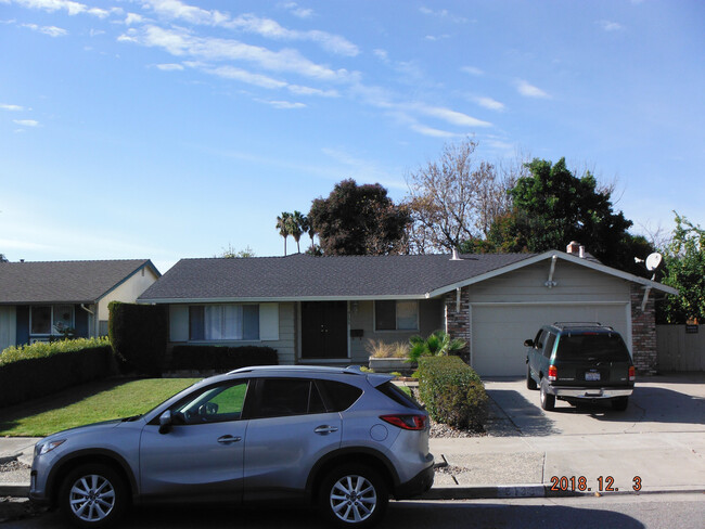 Building Photo - Spacious 3 Bedroom House Available Now