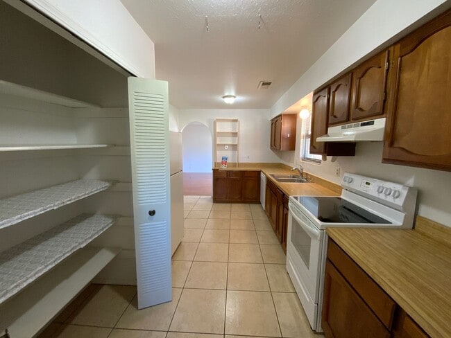 Building Photo - 3 Bedroom Single Story Home Available Near...