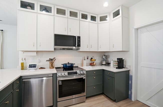 Building Photo - 408 St Clair Ave