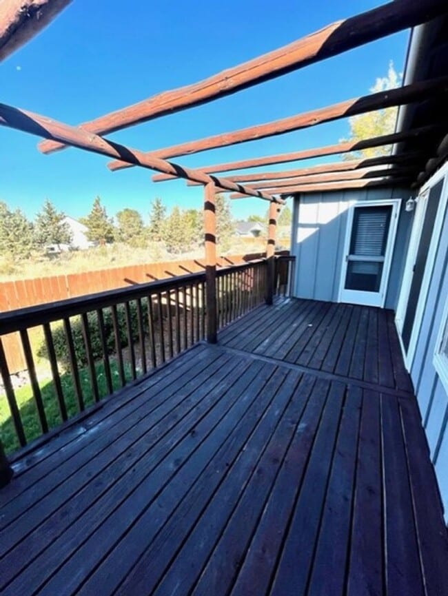 Building Photo - Single level home in NE Bend with great up...