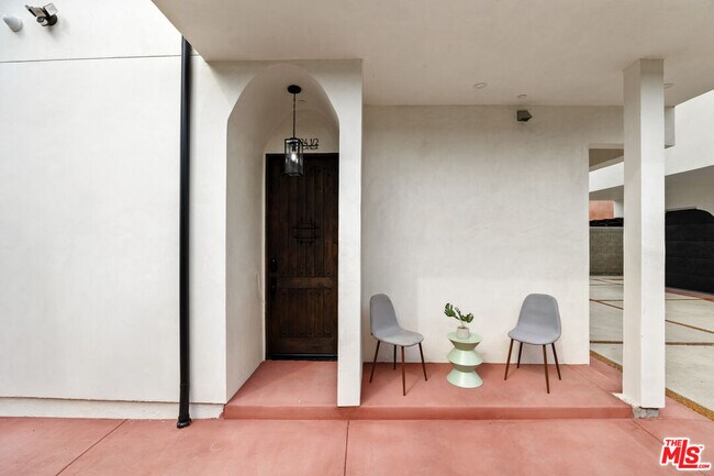 Building Photo - 2324 S Dunsmuir Ave