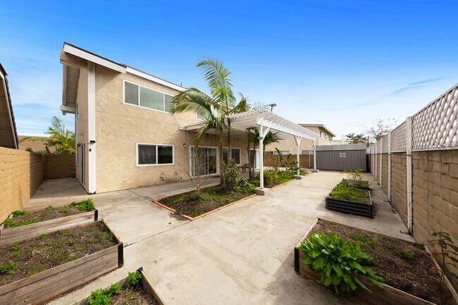Building Photo - Gorgeous Cul-De-Sac Huntington Beach Home  — Biking Distance to the Beach!