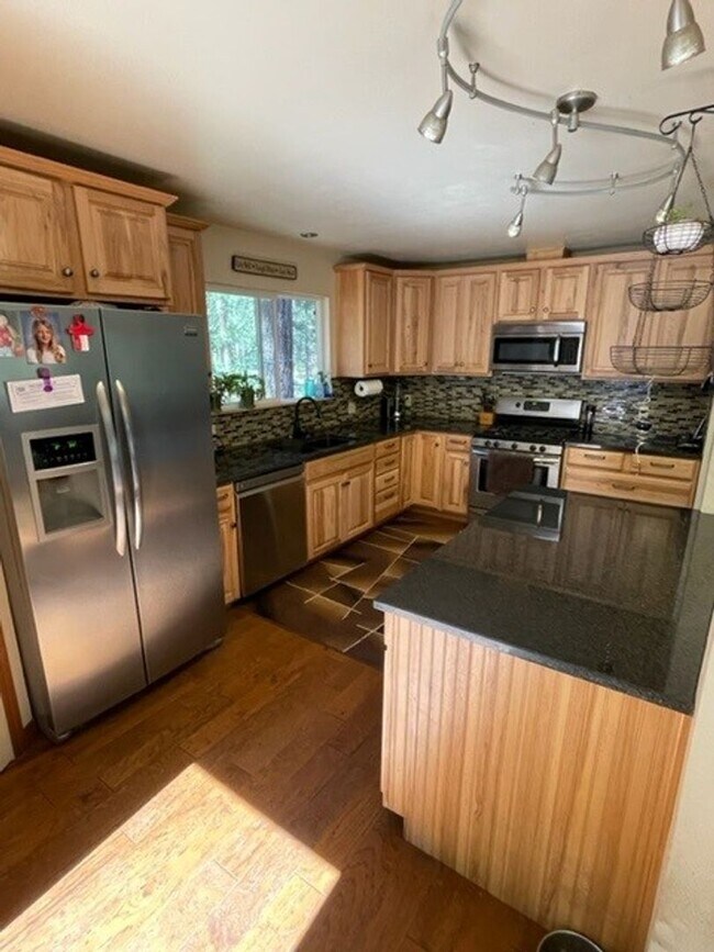 Building Photo - Charming pet friendly home available for a...