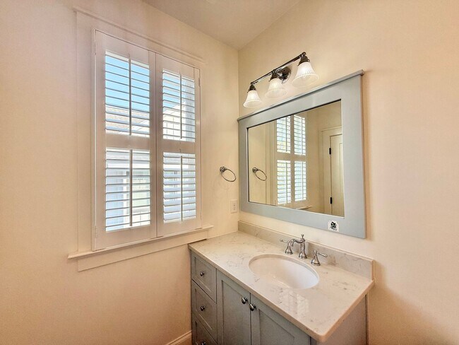 Building Photo - Custom Built 4BD, 3.5BA Five Points Home with a Bonus Room & Fenced Yard