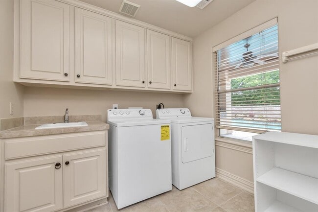 Building Photo - 14207 Jade Cove Dr