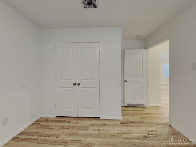Building Photo - 10511 Pineland Dr