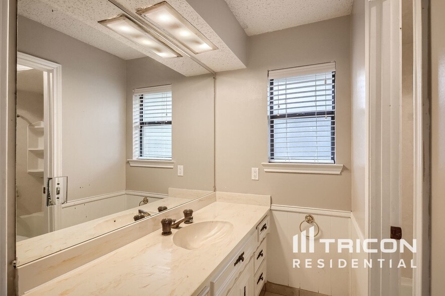 Building Photo - 1735 Plummer Dr