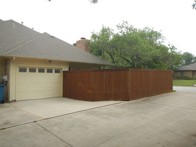 Building Photo - Amazing home - minutes from Grapevine Main...