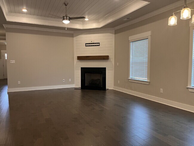 Building Photo - 14741 Greenleaf Dr