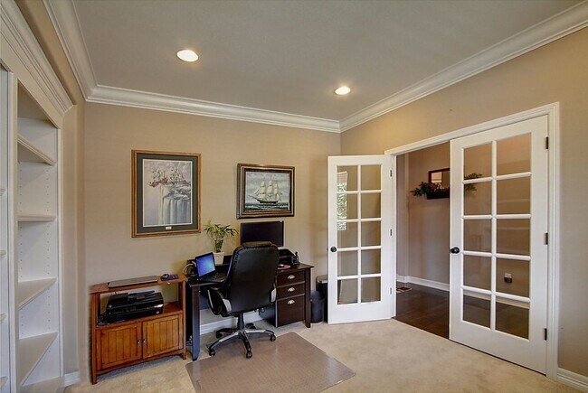 Building Photo - Great Views, Beautiful Home
