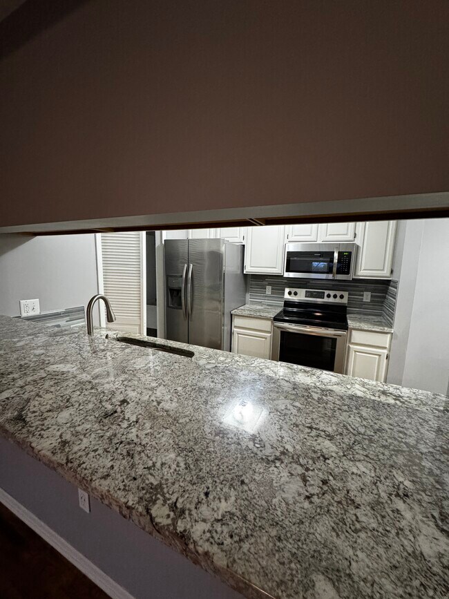 Building Photo - 8599 Scenicview Dr