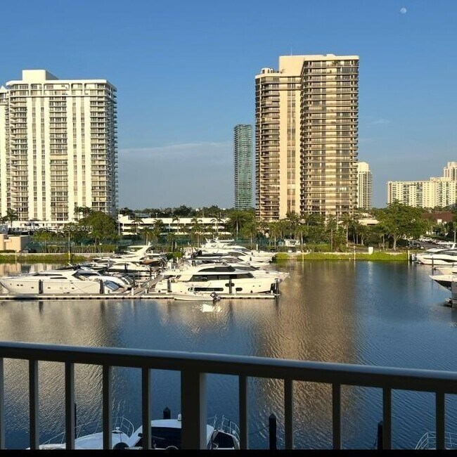 Building Photo - 19877 E Country Club Dr