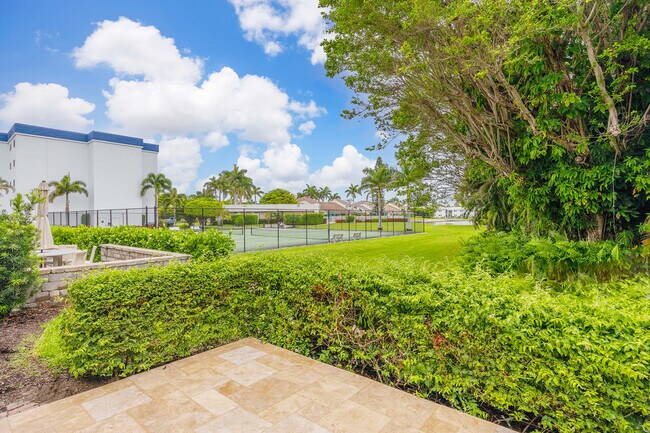 Building Photo - 571 Park Shore Dr