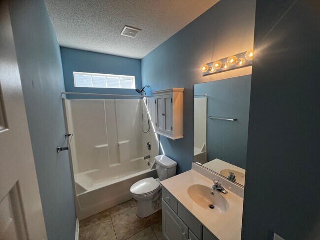 Building Photo - 404 Blackberry Ln