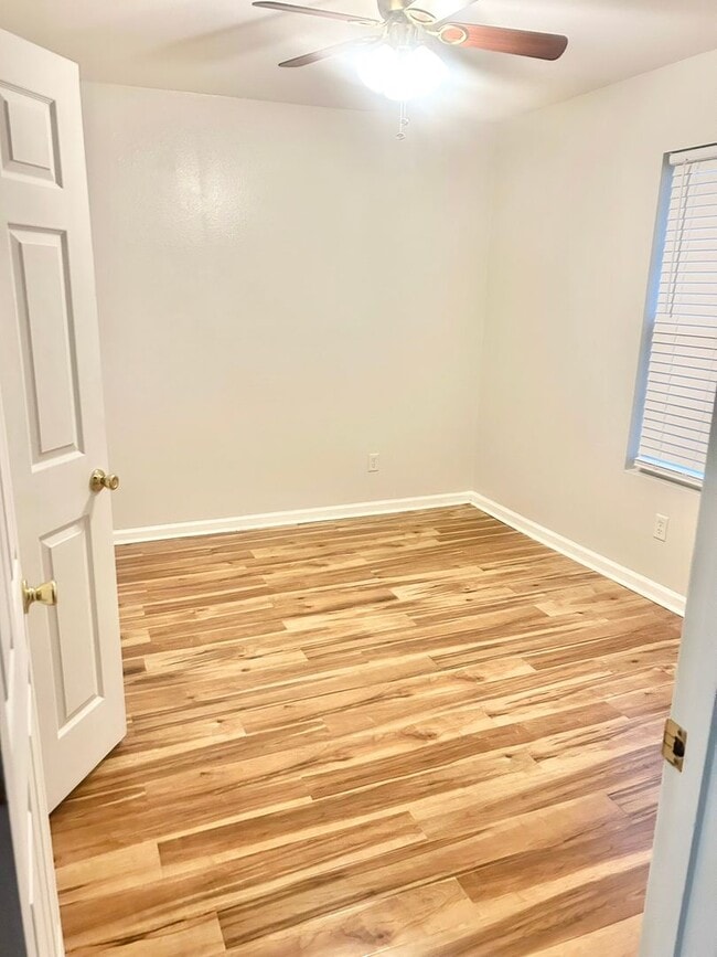 Building Photo - Charming 3BR Townhouse Near Shopping & Doctors Hospital