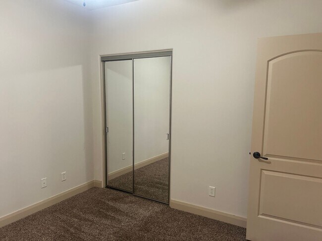 Building Photo - La Verkin Charm!