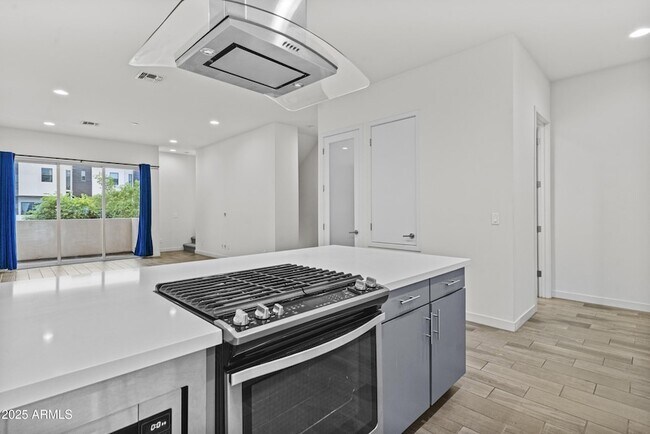 Building Photo - 325 E Coronado Rd