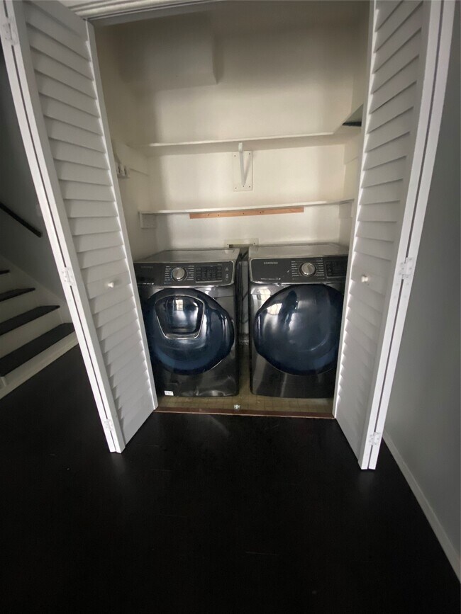 Building Photo - 10811 Richmond Ave.