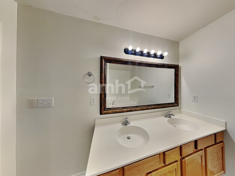 Building Photo - 1611 Rustic Arch Way