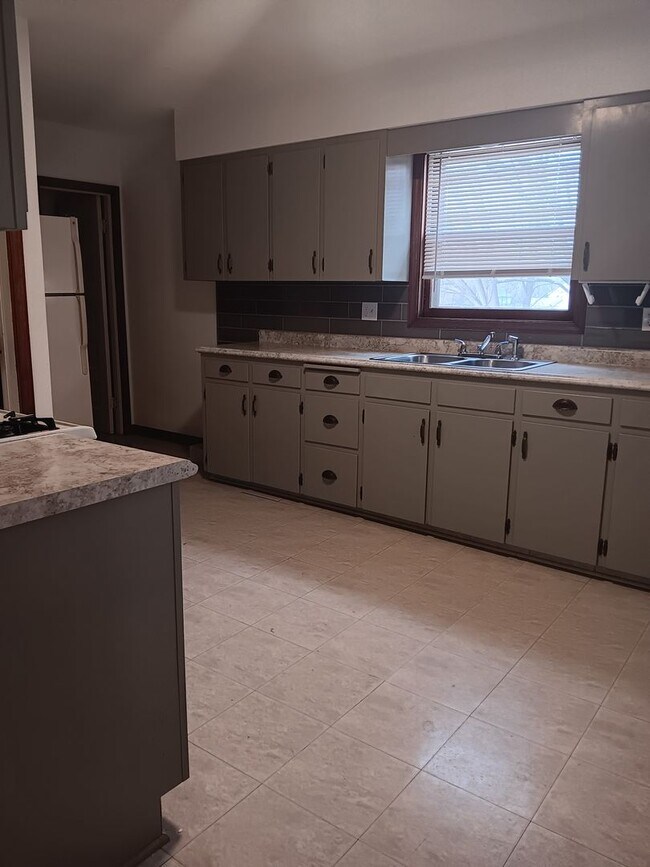 Building Photo - Beautiful Benson Three Bedroom!