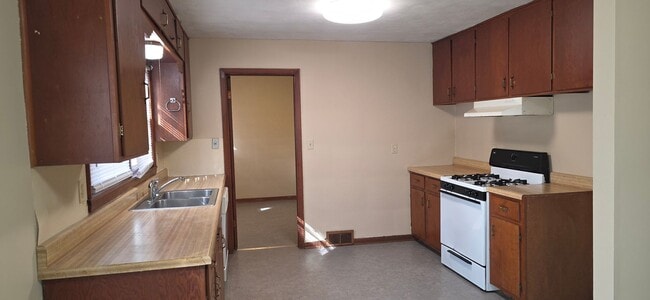 Building Photo - 2 bedroom Home near Mercy Hospital!!  $1095!